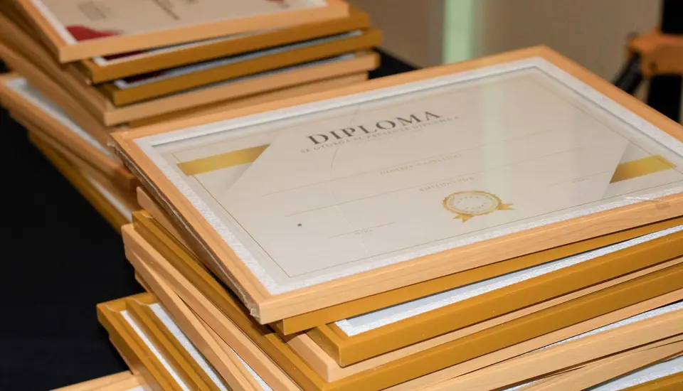 Diplomas enmarcados apilados