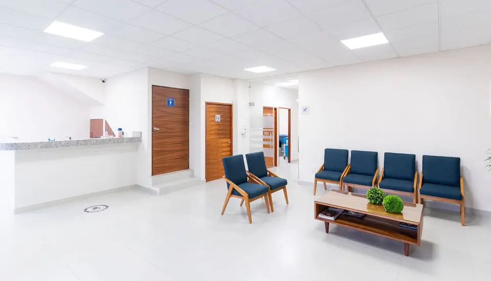 Sala de espera vacía de una clínica, con sillas alineadas